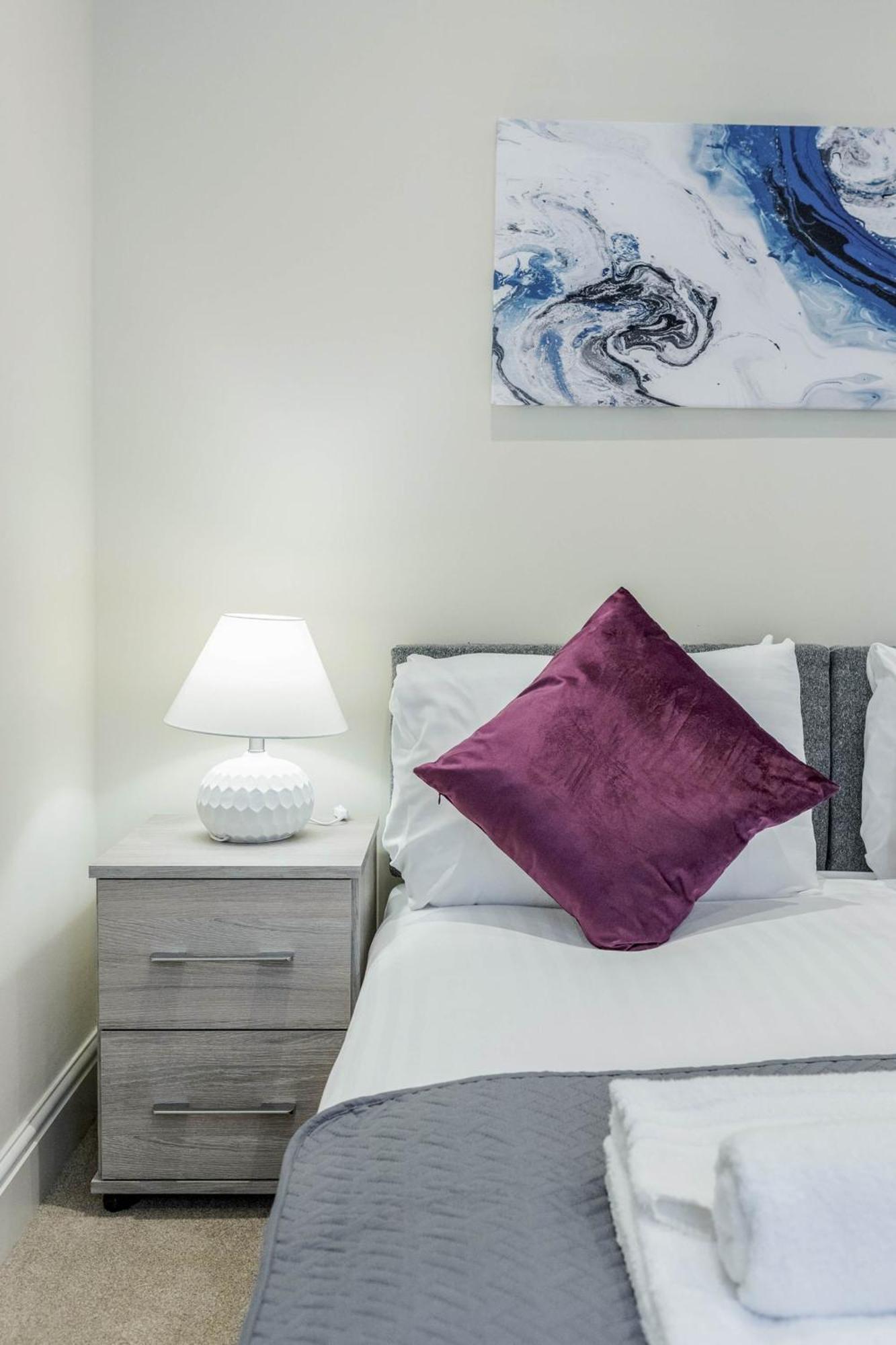 Luxury 2 Bedrooms Apartment *