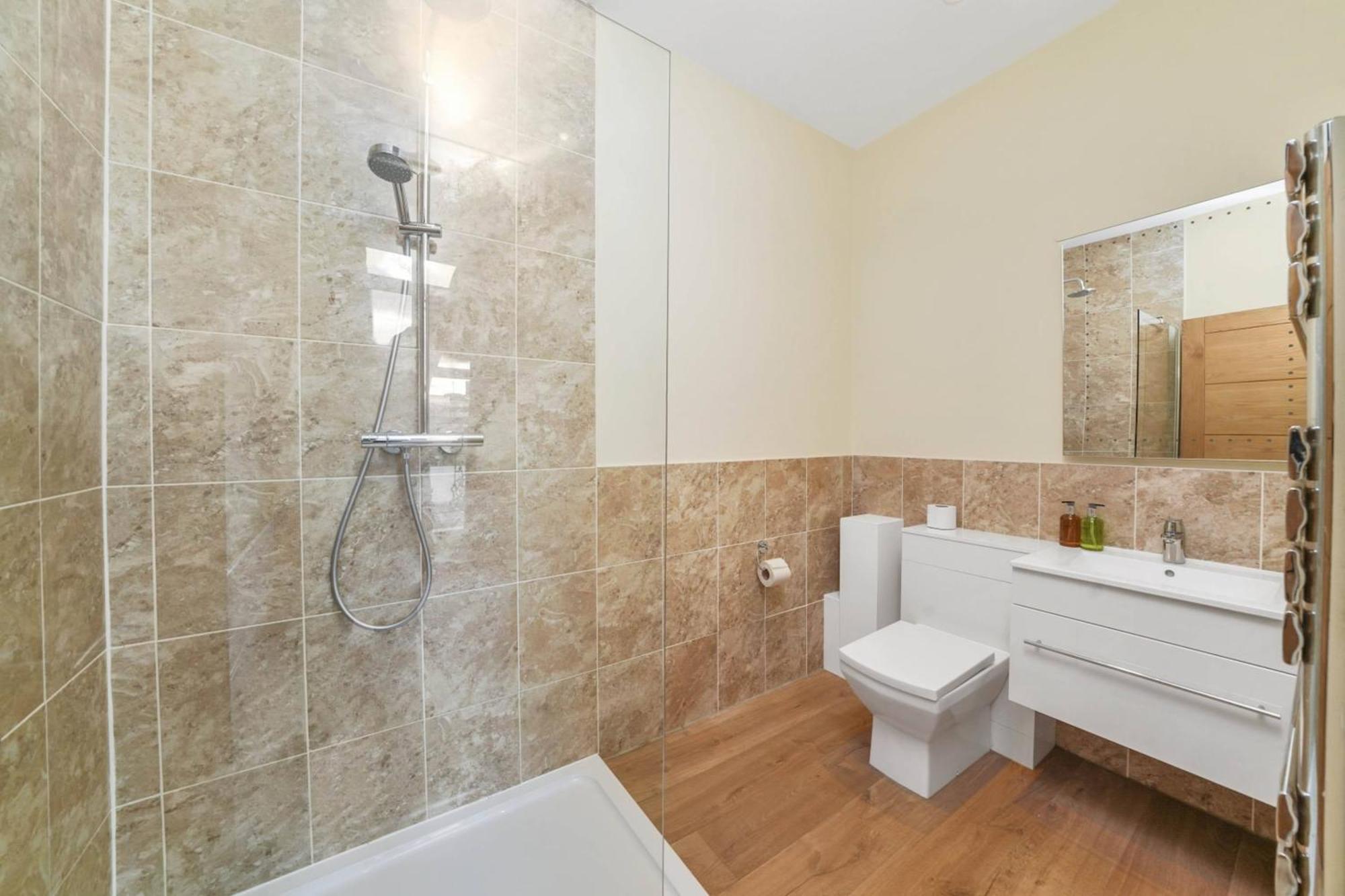 Luxury 2 Bedrooms Apartment *
